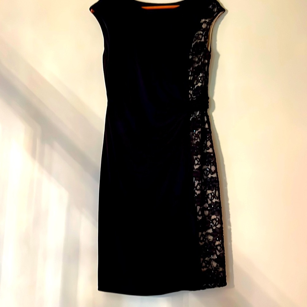 BLACK PARTY DRESS WITH LACE.